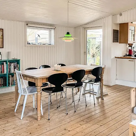 펜션 4 Bedroom Beautiful In Fårevejle