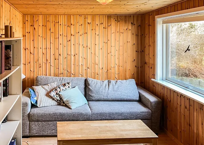 4 Bedroom Beautiful In Hébergement de vacances Fårevejle