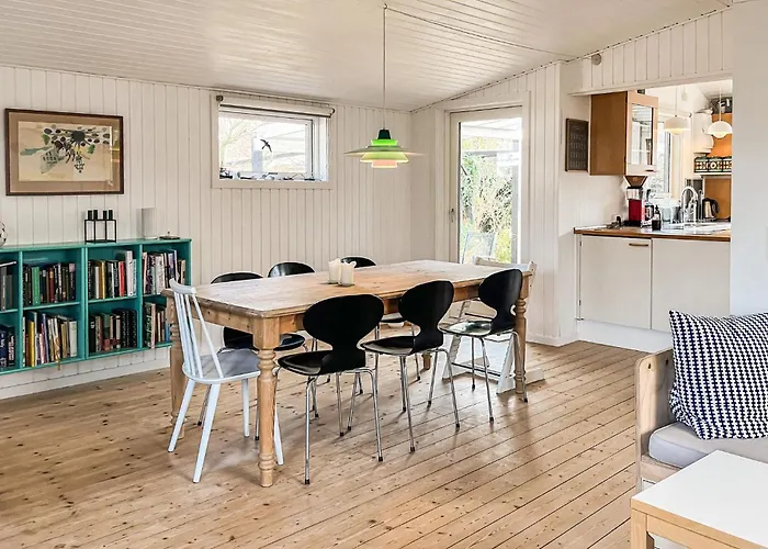 Hébergement de vacances 4 Bedroom Beautiful In Fårevejle